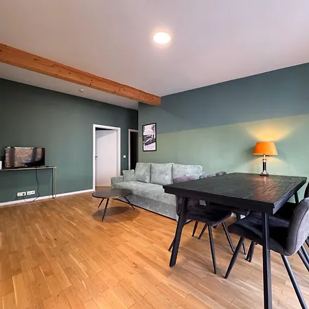 Living * Λειψία